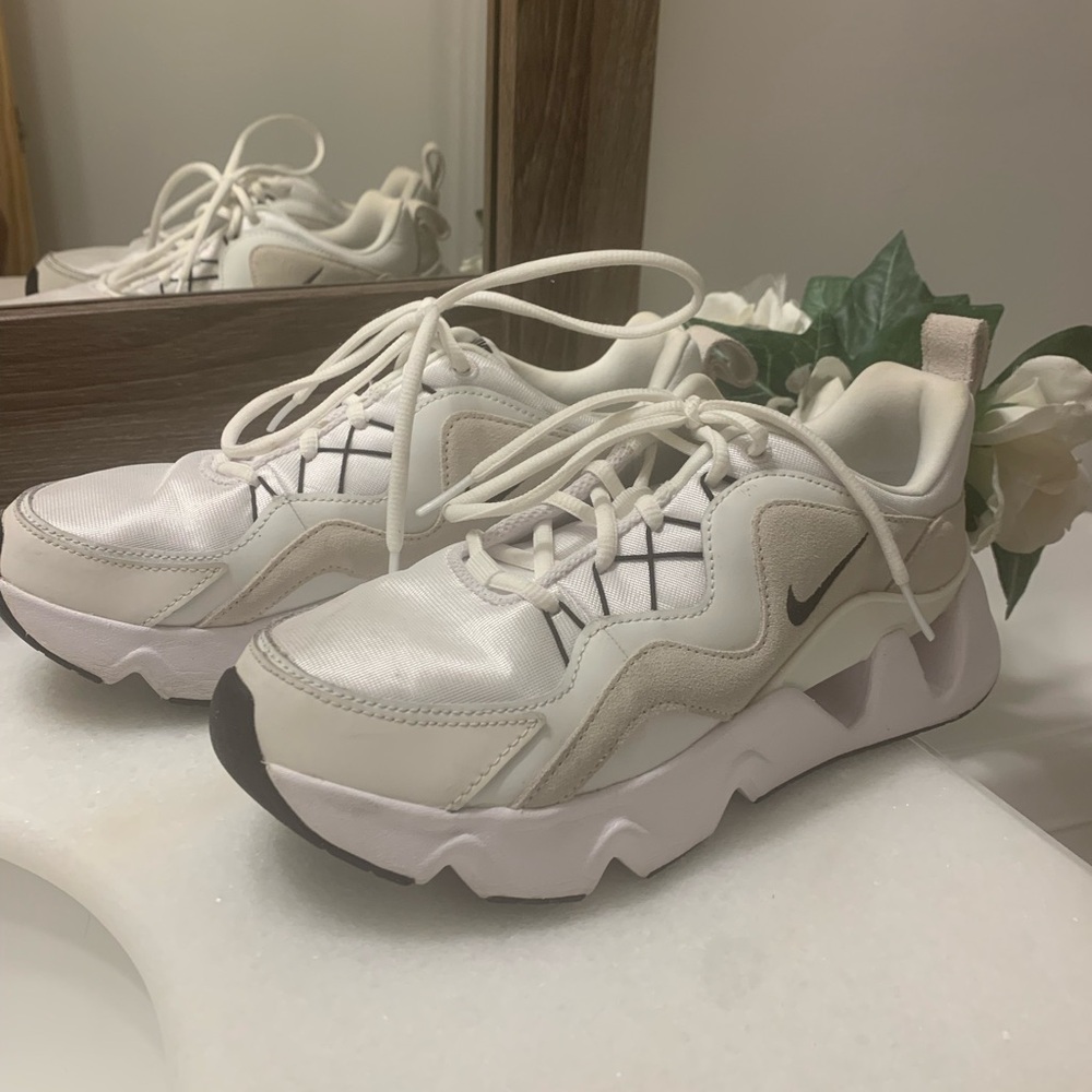 Nike Women's White Ryz 365 Beige and White Athletic Shoes